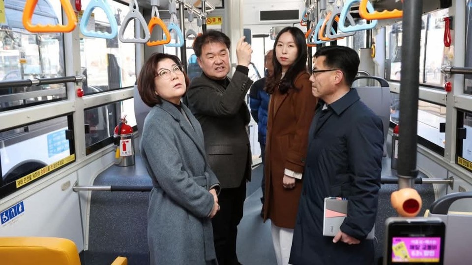안성시가 지난 26일 백성운수 차고지에서 김보라 시장을 비롯해 안정열 시의회 의장, 시의원, 교통정책과장 및 운수회사 관계자 등이 참석해 770번 버스 운행을 위한 개통식을 가졌다. (사진=김보라 안성시장 페이스북)