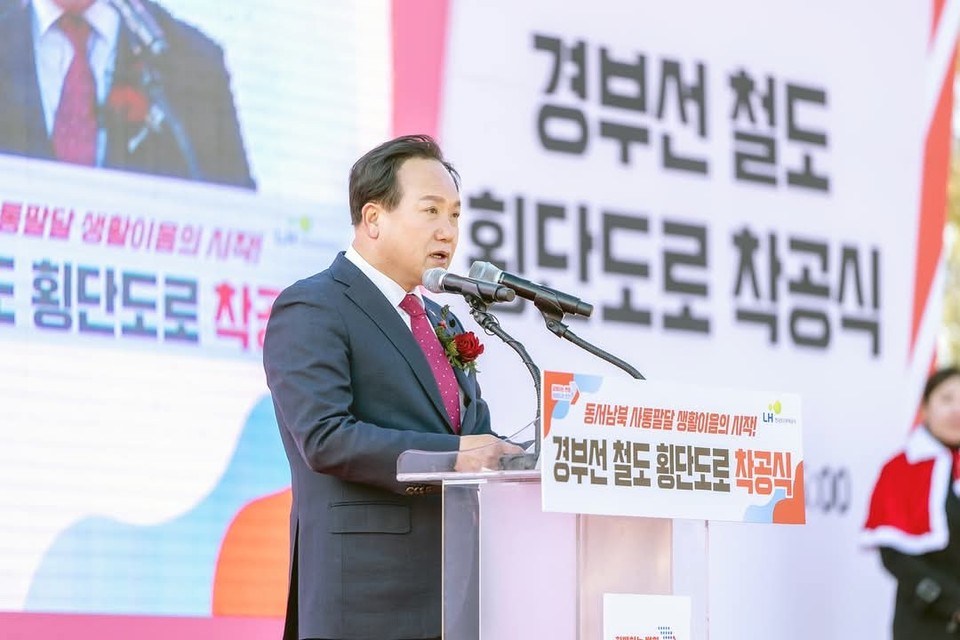 오산시의 균형 발전을 위한 핵심 인프라인 '경부선철도 횡단도로 개설사업'이 드디어 착공에 들어갔다. 이권재 오산시장은 27일 자신의 페이스북 계정 글에, 26일 오후 구 계성제지 부지 남측에서 열린 경부선철도 횡단도로 착공 소식을 공유하며 지역 주민들과 관계자들에게 감사의 뜻을 전했다. (사진=이권재 오산시장 페이스북)