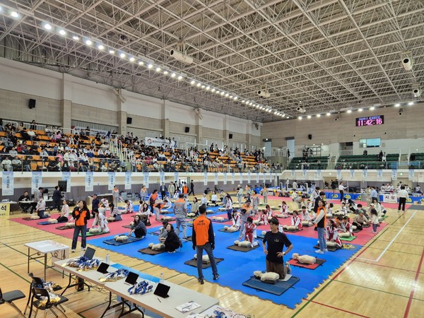 김포소방서 119대원들이 김포시민들을 대상으로 심폐소생술 체험교육을 진행하고 있다. (사진제공=김포소방서)