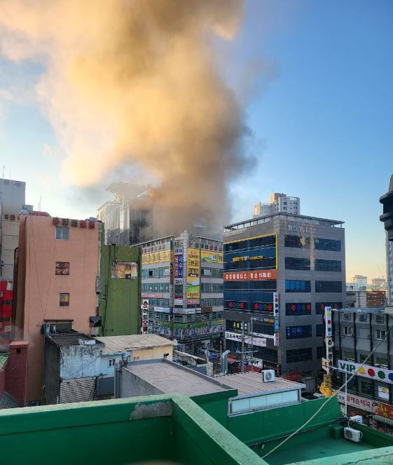 29일 오전 8시23분께 안양시 동안구 호계동의 한 7층짜리 상가 건물 1층 음식점 주방에서 불이 나 음식점 주방 등을 태우고 신고를 받고 출동한 소방당국에 의해 모두 진화됐다. 이 과정에서 건물 안에 있던 1명이 연기를 흡입하는 부상을 입고, 다른 건물 관계자 5명은 자력으로 대피했다. (사진제공=경기도소방재난본부)