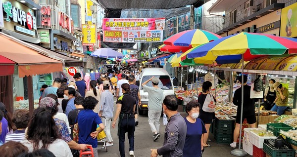 수원시의 한 시장에서 명절을 앞두고 장을 보는 시민들. (사진=순정우 기자)