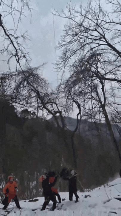 가평 유명산에서 패러글라이딩을 하던 60대 여성이 불시착하면서 부상을 입어 헬기로 이송됐다. (영상제공=경기도소방재난본부)