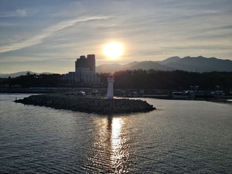 올해의 마지막 날인 31일 화요일 수도권(서울·경기·인천) 지역은 전날보다 기온이 내려가 춥겠다. 하늘은 대체로 맑겠지만, 오전엔 미세먼지와 초미세먼지로 인해 탁할 것으로 보인다. 기압경도력이 강해지면서 강한 바람도 불겠고, 대부분 해상에서 높은 물결이 일겠다. (사진=김광섭 기자)