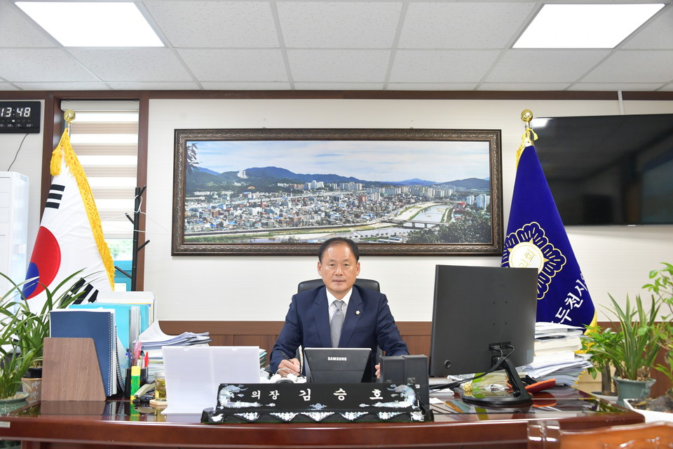 김승호 동두천시의회 의장이 31일 발표한 신년사에서 “늘 시민 목소리에 깨어 있는 소통 의회, 발로 뛰며 땀 흘리는 현장 의회가 되겠다”고 강조했다. (사진제공=동두천시의회)