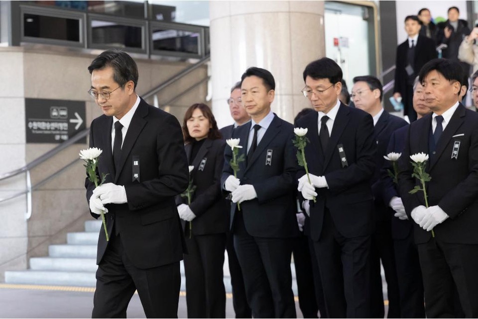 31일 오전 수원역에 마련된 제주항공 여객기사고 희생자 합동분향소에서 김동연 경기도지사가 헌화하고 있다. (사진제공=경기도)