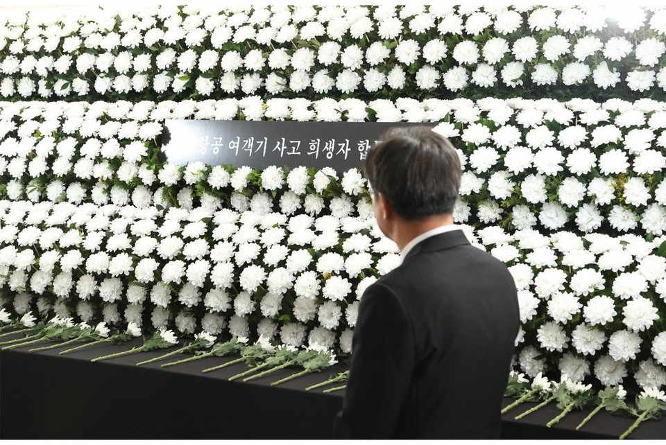 31일 오전 수원역에 마련된 제주항공 여객기사고 희생자 합동분향소에서 김동연 경기도지사가 헌화하고 있다. (사진제공=경기도)
