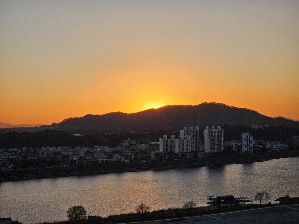 31일 5시12분께 여주시 현암동에서 바라본 2024년 갑진년(甲辰年) 마지막 해가 저 멀리 북성산 뒤편으로 사라지고 있다. (사진=김광섭 기자)