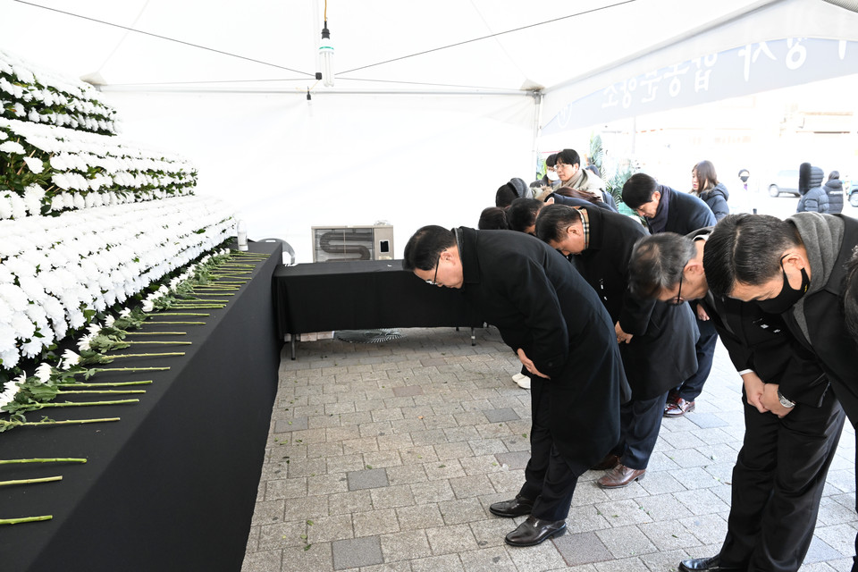 강수현 양주시장이 31일 오후 의정부역 관광안내소에 마련된 제주항공 여객기 사고 합동분향소를 찾아 안타깝게 돌아가신 사고 희생자들을 추모하고, 유가족들께 깊은 애도와 위로를 표했다. 조문에는 김정민 부시장을 비롯한 시 소속 주요 간부 공무원들이 함께했다. (사진=강수현 양주시장 페이스북)