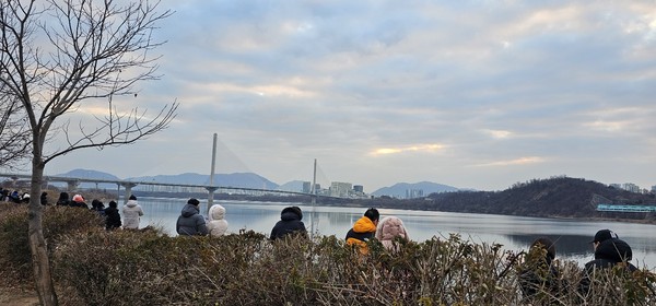 구리한강시민공원을 찾은 수많은 시민들이 한강변에서 을사년 새해의 첫 태양이 떠오르기를 기다리고 있다. 흐린 날씨로 인해 아쉽게 제대로 된 첫 일출은 보지 못했지만 시민들은 저마다 가족의 건강과 안녕을 기원했다. (사진=이건구 기자)