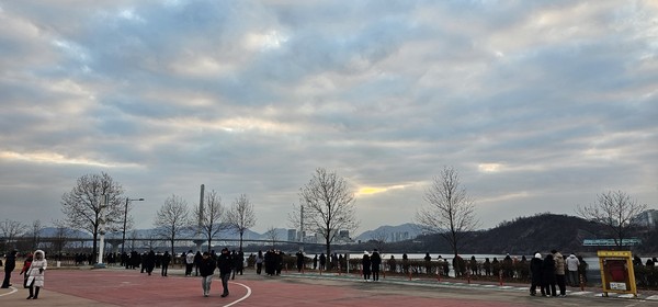 2025년 을사년 새해 첫 일출을 맞이하기 위해 구리한강시민을 찾은 수많은 구리시민들이 서로에게 덕담과 함께 새해 인사를 나누고 있다. (사진=이건구 기자)