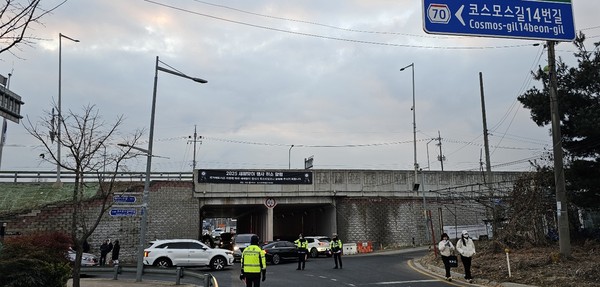 구리한강시민공원 입구에 무안공항 참사로 인해 2025년 새해맞이 행사가 취소 되었다는 현수막이 걸려 있다. 하지만 장기화되고 있는 지역 경제 침체와 불안한 정국 해소를 염원하는 시민들의 발길이 이른 새벽부터 이어졌다. (사진=이건구 기자)