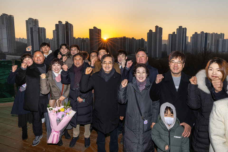 김동연 경기도지사가 2일 오전 수원 광교호수공원 일원에서 사회적 의인 9명과 그 가족 등 18명을 초청해 일출을 관람하고 떡만둣국으로 조찬을 함께하며 덕담을 나눴다. (사진제공=경기도)