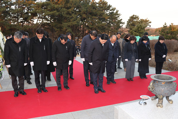 인천 옹진군은 2일 영흥면 해군전적비에서 새해참배로 2025년 을사년 새해 출발을 힘차게 알렸다. (사진제공=옹진군)