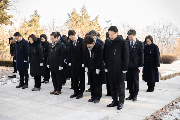 남양주시의회는 2일 오전 양정동에 위치한 현충탑과 조안면 소재 정약용 묘역을 찾아 참배하며 2025년 을사년(乙巳年) 새해 첫 의정활동의 시작을 알렸다. (사진제공=남양주시의회)