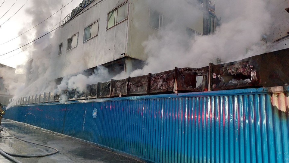 3일 오전 7시17분께 안산시 단원구 원시동의 한 화공약품 제조 공장에서 불이 나 외부에 설치된 플랜트 설비 등 공장 일부를 태웠다. (사진제공=경기도소방재난본부)