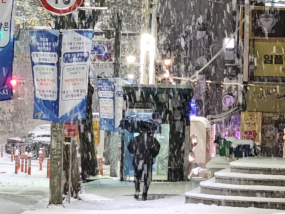 28일 오전 경기도 광명, 과천, 안산, 시흥 등 경기 21개 시·군과 서울, 인천(강화군 제외)에 대설경보가 내려졌다. 사진은 28일 오전 5시58분께 여주 세종로에 눈이 내리고 있다. (사진=김광섭 기자)