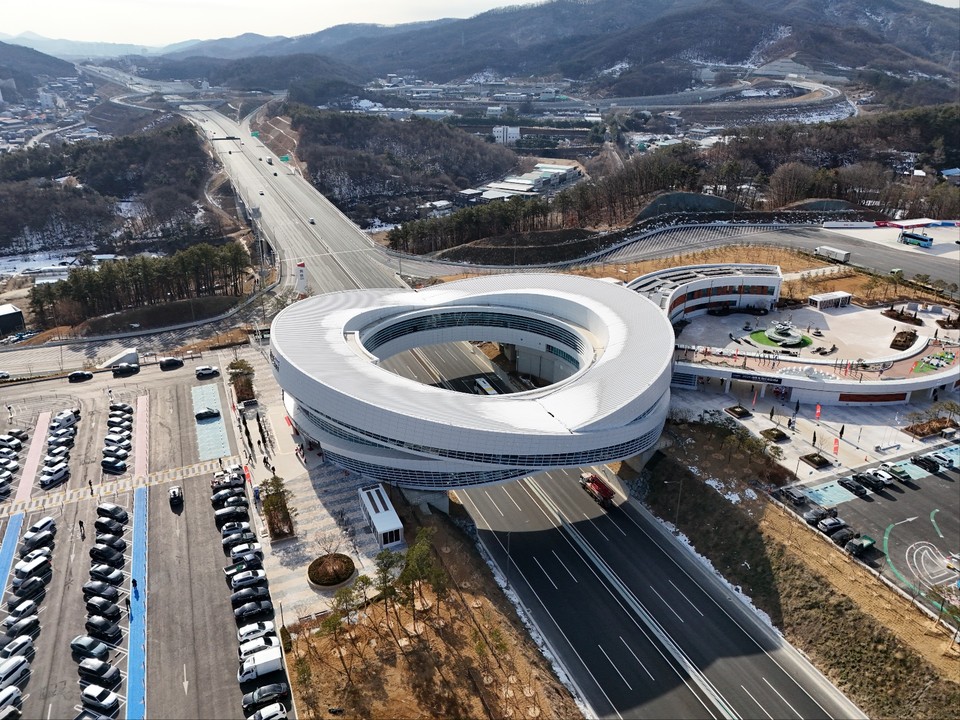 3일 낮 12시13분께 세종~포천 간 고속도로 구간의 랜드마크로 소문난 처인휴게소(양방향휴게소)를 찾았다. 이 휴게소는 새해 첫날인 지난 1일 개통된 고속도로와 함께 문을 열었다. (사진=김광섭 기자)