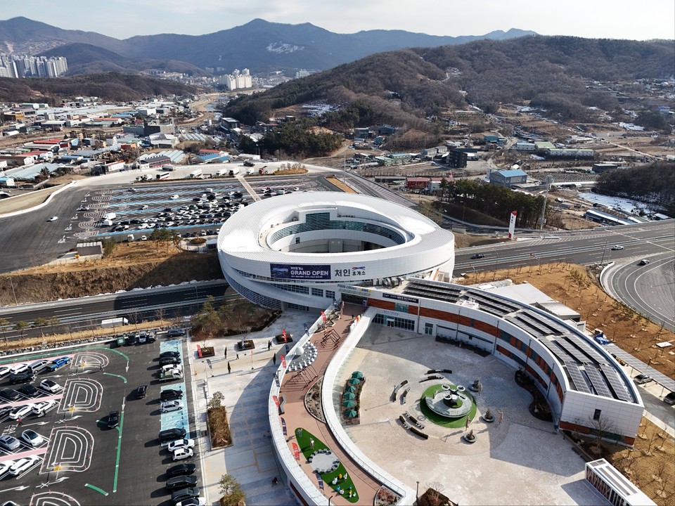3일 낮 12시13분께 세종~포천 간 고속도로 구간의 랜드마크로 소문난 처인휴게소(양방향휴게소)를 찾았다. 이 휴게소는 새해 첫날인 지난 1일 개통된 고속도로와 함께 문을 열었다. (사진=김광섭 기자)