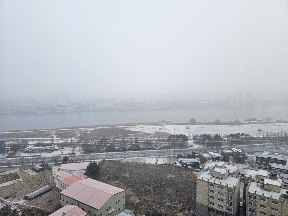 절기상 소한(小寒)인 5일 오전 8시57분께 여주 현암동에서 바라본 남한강 일대에 눈이 내리고 있다. (사진=김광섭 기자)