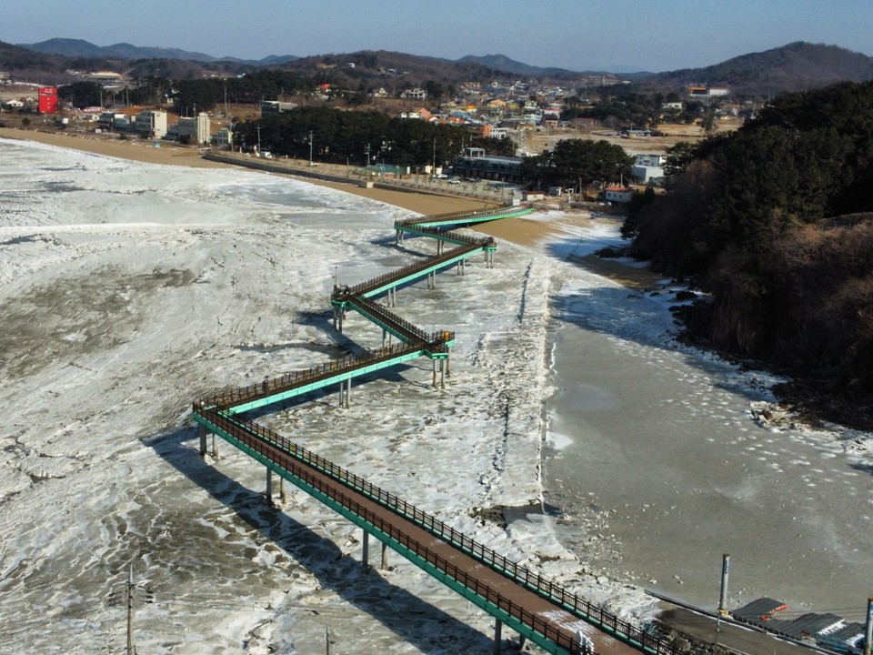 7일 화요일 수도권(경기·인천) 지역은 기온이 뚝 떨어져 다시 한파가 찾아오겠다. 하늘은 대체로 맑다가 오전부터 가끔 구름 많겠고, 경기남서부(화성, 평택, 안성)와 서해5도는 늦은 밤부터 모레 새벽 사이 눈이나 비가 조금 내리는 곳이 있겠다. 이곳의 예상 적설량과 강수량은 1㎝, 1㎜내외겠다. 사진은 2024년 1월24일 꽁꽁언 화성 궁평항. (사진=중앙신문DB)