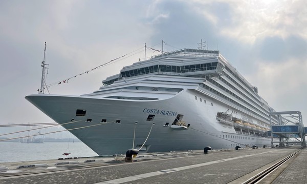 인천항만공사가 6일 이탈리아 크루즈 선사 코스타 크루즈(Costa Cruise)의 코스타세레나(Costa Serena, 11만4톤급)호가 인천항 크루즈터미널에서 출항했다. 사진은 코스타세레나호. (사진제공 = 인천항만공사)