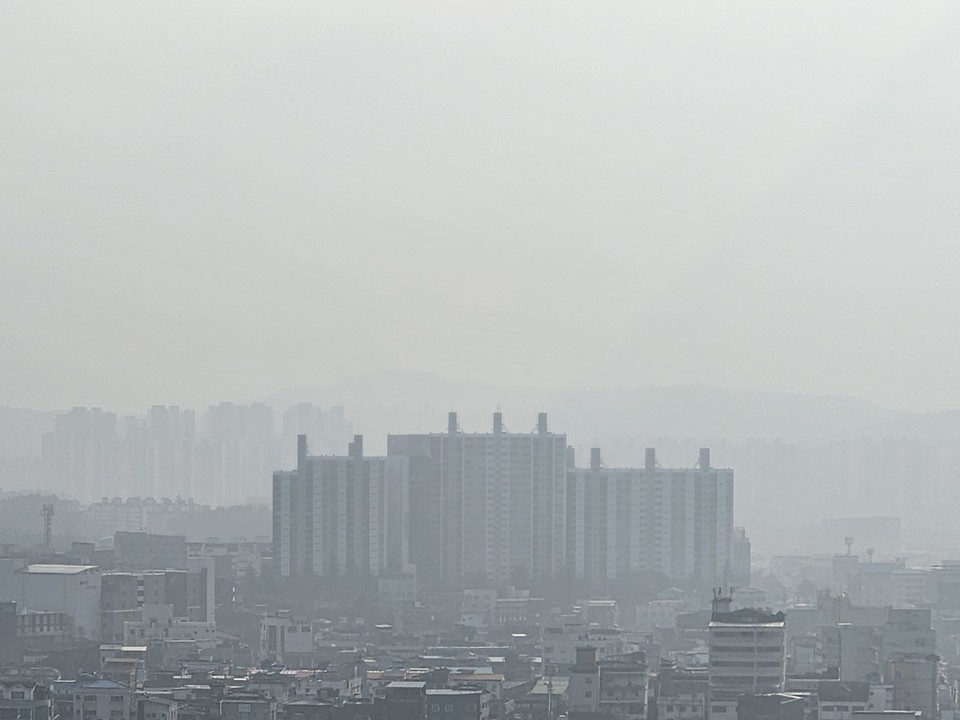 6일 오후 2시55분께 여주시 현암동에서 바라본 약 1.6㎞거리에 위치한 여주시내 아파트가 초미세먼지로 인해 뿌옇게 보이고 있다. (사진=김광섭 기자)