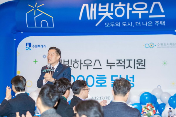 사진은 새빛하우스 1천호 달성 기념식에서 이재준 수원시장이 인사말을 하고 있다. (사진제공=수원시)