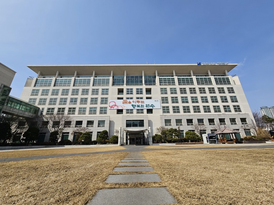 연수구는 건전한 기부문화 확산을 위해 일정액을 이웃과 함께 나누는 ‘착한가게’들이 모여 있는 지역을 나눔특화거리로 지정 육성하는 ‘착한거리’ 조성 사업을 펼친다. 사진은 연수구청 전경. (사진=중앙신문DB)