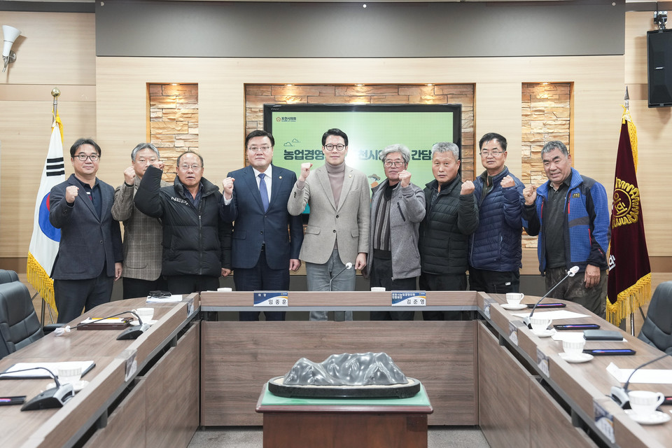 포천시의회는 새해 들어 시의회 2층 의원회의실에서 농업경영인회 포천시연합회와 농민소득 보존정책과 농업 발전을 위한 주요 지원 사업에 대한 논의를 위한 간담회를 가졌다. (사진제공=포천시의회)