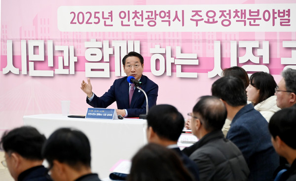 유정복 시장 8일 남동구노인복지관에서 열린 '2025년 인천광역시 주요정책분야별 시정공유회'에서 시민들의 질문에 답하고 있다. (사진제공=인천시)