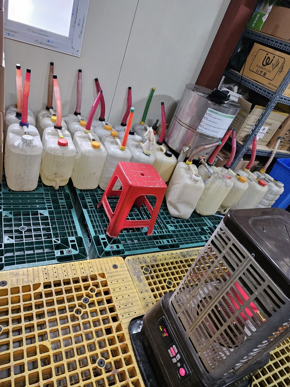 의정부보건소의 안전불감증이 심각 수준으로 도를 넘고 있다. 의정부보건소 약품보관창고에서 난로와 기름보관통을 분리해 사용해야 하는 기본상식마저 지켜지지 않고 있어 대책이 요구된다. (사진=강상준 기자)
