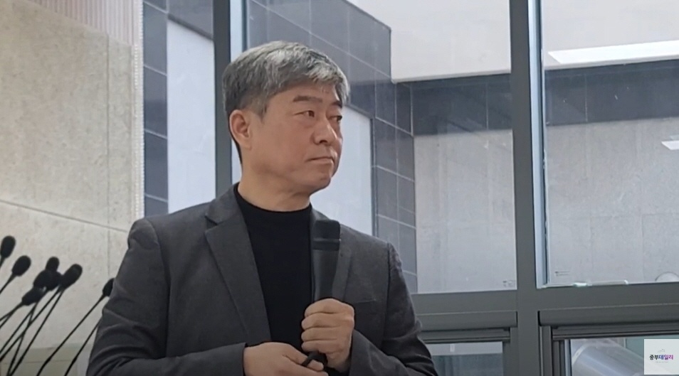 이형록 김포도시관리공사 사장이 이음시티사업 관련 기자질문에 답하고 있다. (사진=권용국 기자)