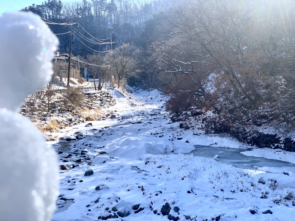 9일 오전 10시50분께 동두천시 탑동동에 있는 ‘한반도 배꼽’으로 알려진 동점마을 주변 계곡이 동장군 추위에 꽁꽁 얼어있다. (사진=오기춘 기자)