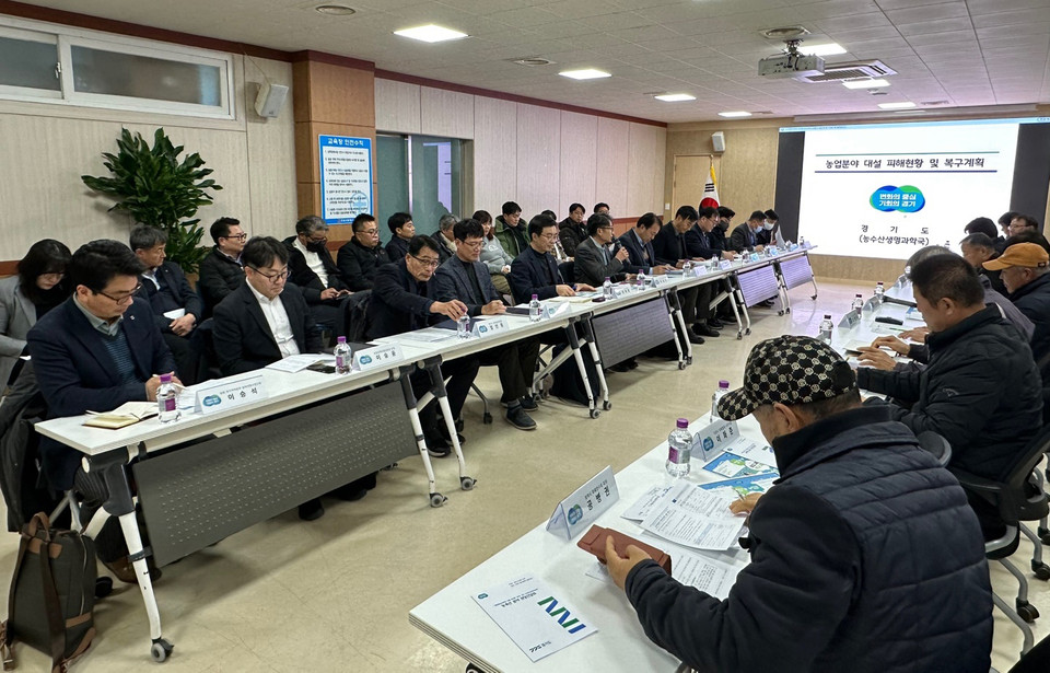 경기도가 9일 안성시 농업기술센터 생활과학관에서 박종민 농수산생명과학국장 주재로 ‘농·축산 분야 현장 간담회’를 열었다. (사진제공=경기도)