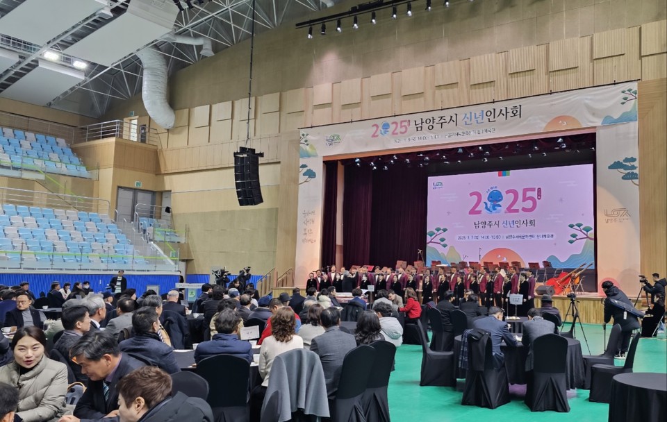 9일 오후 2시 남양주시체육문화센터에서 열린 '2025년 남양주시 신년인사회'에 앞서 남양주시립합창단이 준비한 식전 공연이 열리고 있다. 이날 남양주시립합창단은 '거위의 꿈', '우리는 하나'라는 노래를 불러 참석자들의 큰 박수를 받았다. (사진=이건구 기자)