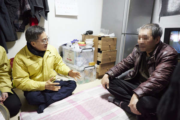 9일 오후 김동연 경기도지사(왼쪽)가 수원시 에너지 취약계층의 애로사항 청취를 위해 현장방문을 하고 있다. (사진제공=경기도)