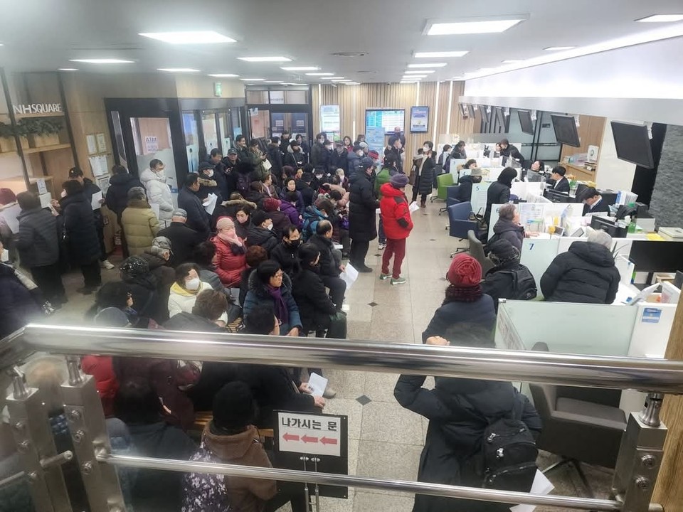 신상진 성남시장이 경기가 안 좋아 상인과 서민들은 매우 힘들어하고 있는데 정치권은 뭐 하는 것인지 분노가 치민다며 국회타도 범국민투쟁위라도 구성해야 하지 않냐 싶다며 답답한 마음을 드러냈다. (사진=신상진 성남시장 페이스북)