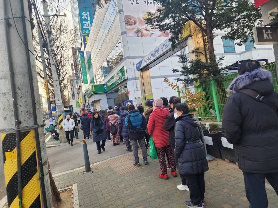신상진 성남시장이 경기가 안 좋아 상인과 서민들은 매우 힘들어하고 있는데 정치권은 뭐 하는 것인지 분노가 치민다며 국회타도 범국민투쟁위라도 구성해야 하지 않냐 싶다며 답답한 마음을 드러냈다. (사진=신상진 성남시장 페이스북)