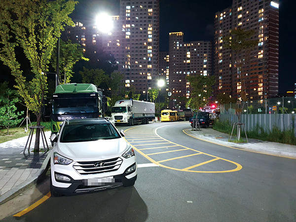 파주시는 주민 밀집 지역과 상시 민원발생지역, 공동주택가, 이면도로 등 차량 통행량이 많아 사고 위험성이 높은 지역을 중심으로 오는 20일부터 불법주기 및 주ㆍ정차에 대한 야간 집중 단속을 벌인다.  (사진=박남주 기자)