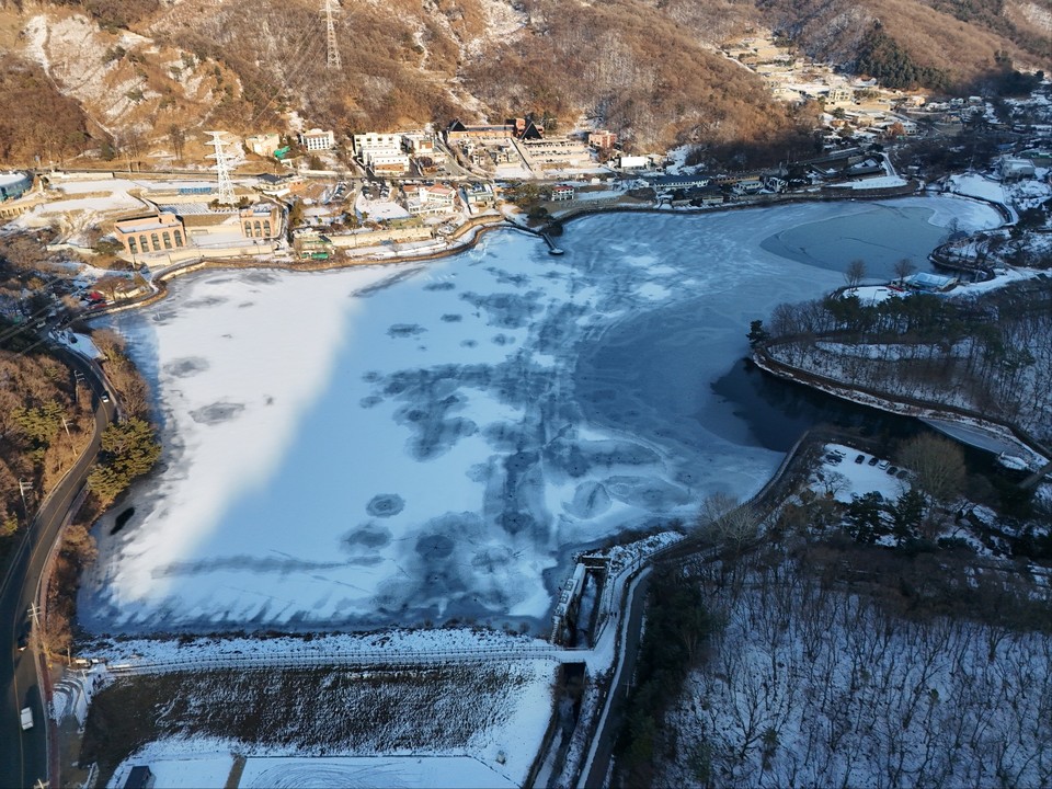 11일 오후 4시31분께 찾은 꽁꽁 언 양주의 기산저수지가 꼭 동화 속 세상 같은 신비한 모습을 연출하고 있다. 봄, 여름과는 사뭇 다른 모습이다. 추운 겨울 얼었다 녹았다를 반복하면서 저수지 곳곳에 생긴 모양들은 꼭 큰 새 발자국 같아 보이기도 하고, 누군가 그려놓은 거대한 수묵화처럼도 보인다. (사진=김광섭 기자)