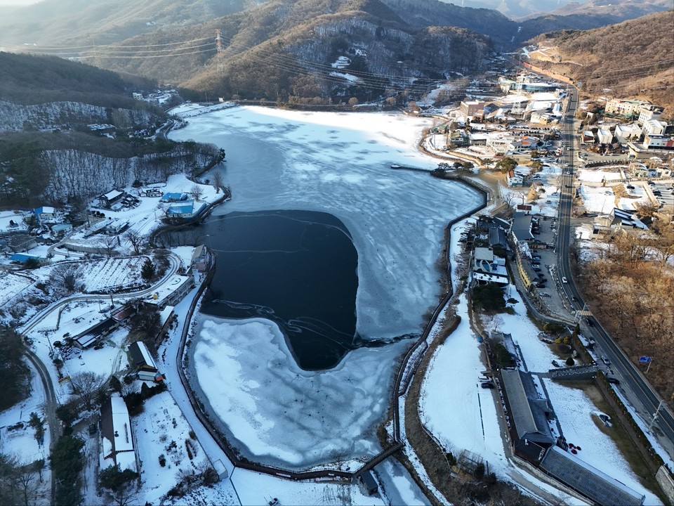 11일 오후 4시31분께 찾은 꽁꽁 언 양주의 기산저수지가 꼭 동화 속 세상 같은 신비한 모습을 연출하고 있다. 봄, 여름과는 사뭇 다른 모습이다. 추운 겨울 얼었다 녹았다를 반복하면서 저수지 곳곳에 생긴 모양들은 꼭 큰 새 발자국 같아 보이기도 하고, 누군가 그려놓은 거대한 수묵화처럼도 보인다. (사진=김광섭 기자)