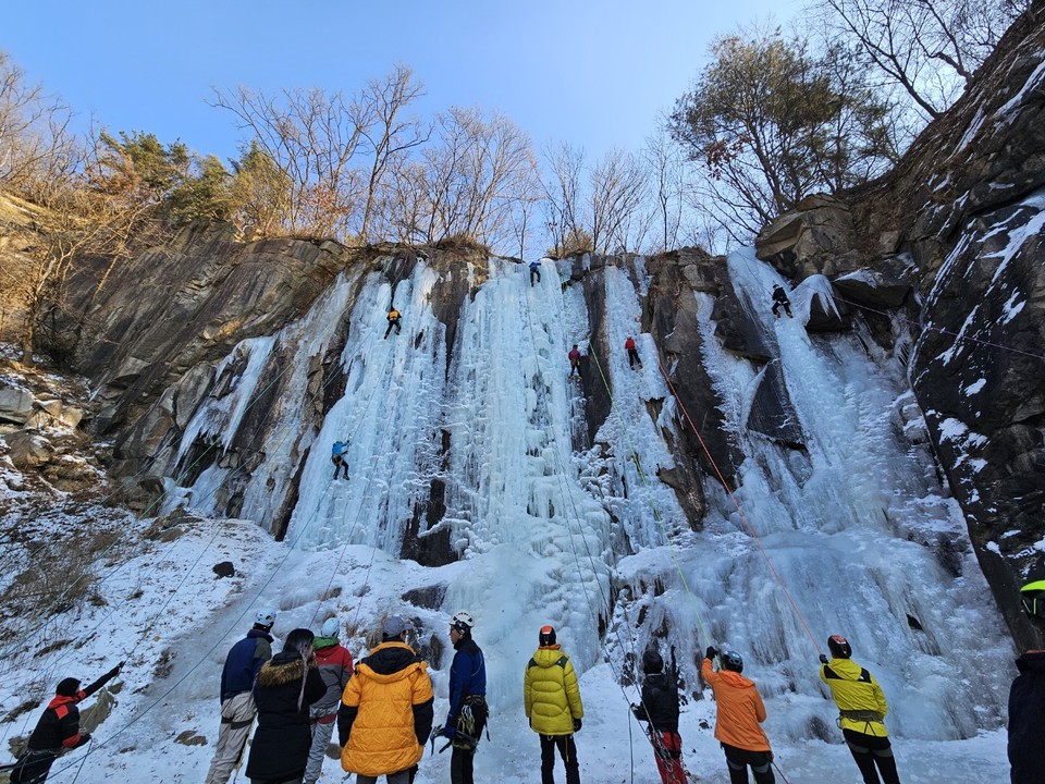 최근 기온이 크게 떨어지는 등 본격적인 겨울 날씨가 계속되자 양주 가래비 빙벽장에 많은 사람들이 모여들면서 붐비고 있다. (사진=강상준 기자)