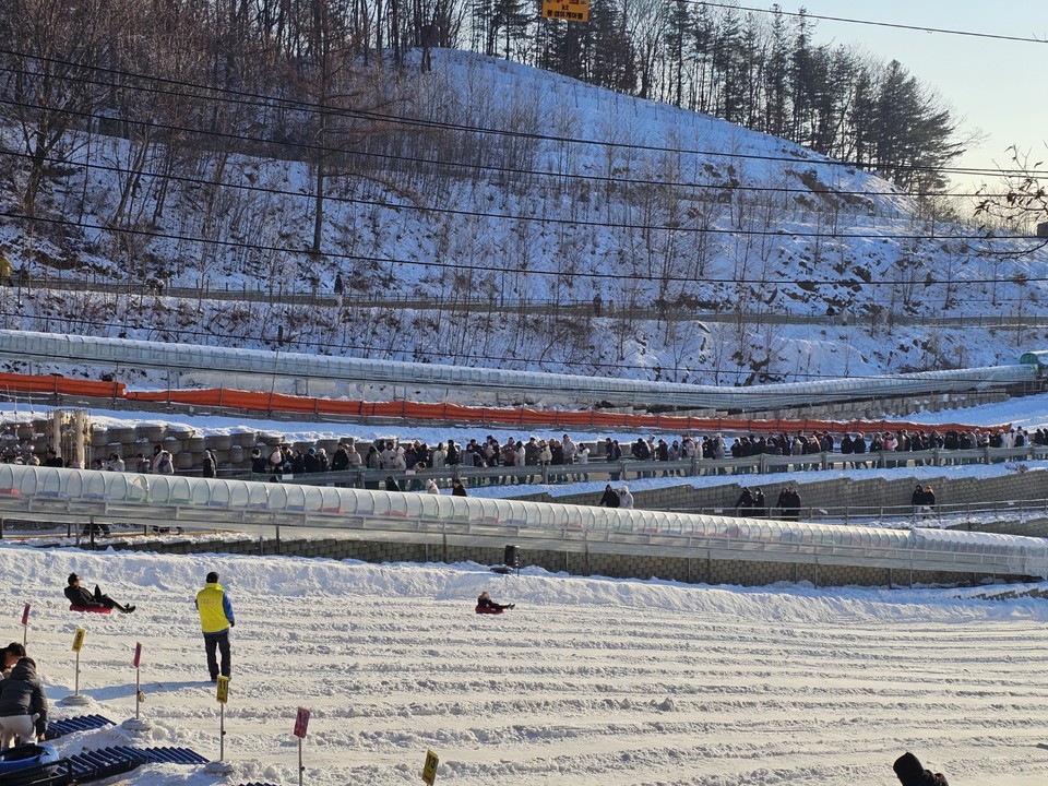 11일 오후 3시50분께 양주시 장흥면 양주눈꽃축제를 찾은 연인들과 가족 단위 행락객들로 그야말로 인산인해를 이루고 있다. (사진=강상준 기자)