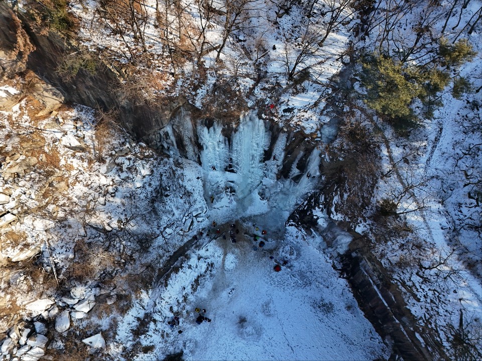 11일 오후 2시40분께 찾은 양주시 광적면 가래비 빙벽장엔 빙벽 타기 동호인들이 꽁꽁 언 빙벽을 아이스 도끼로 힘차게 찍으면서 오르고 있었다. (사진=김광섭 기자)