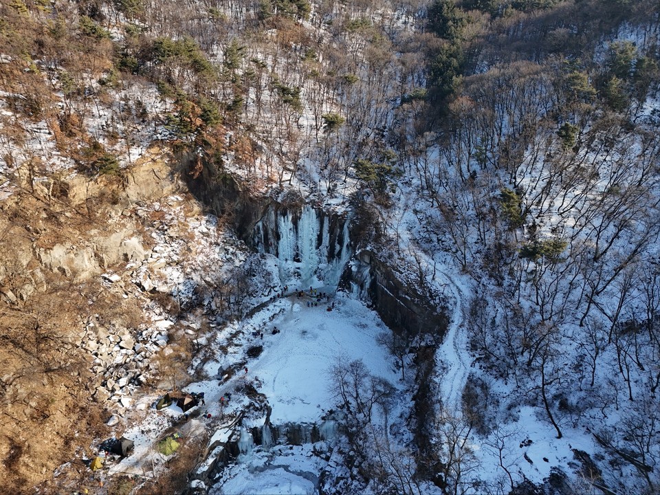 11일 오후 2시40분께 찾은 양주시 광적면 가래비 빙벽장엔 빙벽 타기 동호인들이 꽁꽁 언 빙벽을 아이스 도끼로 힘차게 찍으면서 오르고 있었다. (사진=김광섭 기자)