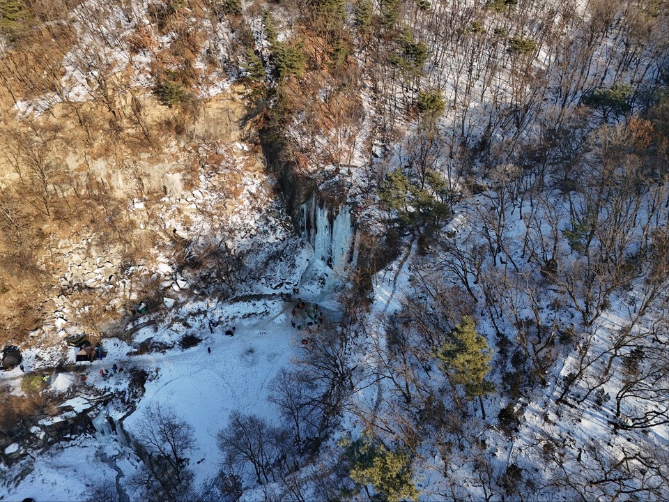 11일 오후 2시40분께 찾은 양주시 광적면 가래비 빙벽장엔 빙벽 타기 동호인들이 꽁꽁 언 빙벽을 아이스 도끼로 힘차게 찍으면서 오르고 있었다. (사진=김광섭 기자)