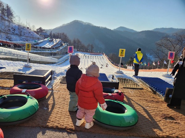 11일 오후 3시50분께 양주시 장흥면 양주눈꽃축제를 찾은 꼬마들이 줄줄이썰매를 타기 위해 엄마와 아빠를 기다리고 있다. (사진=강상준 기자)