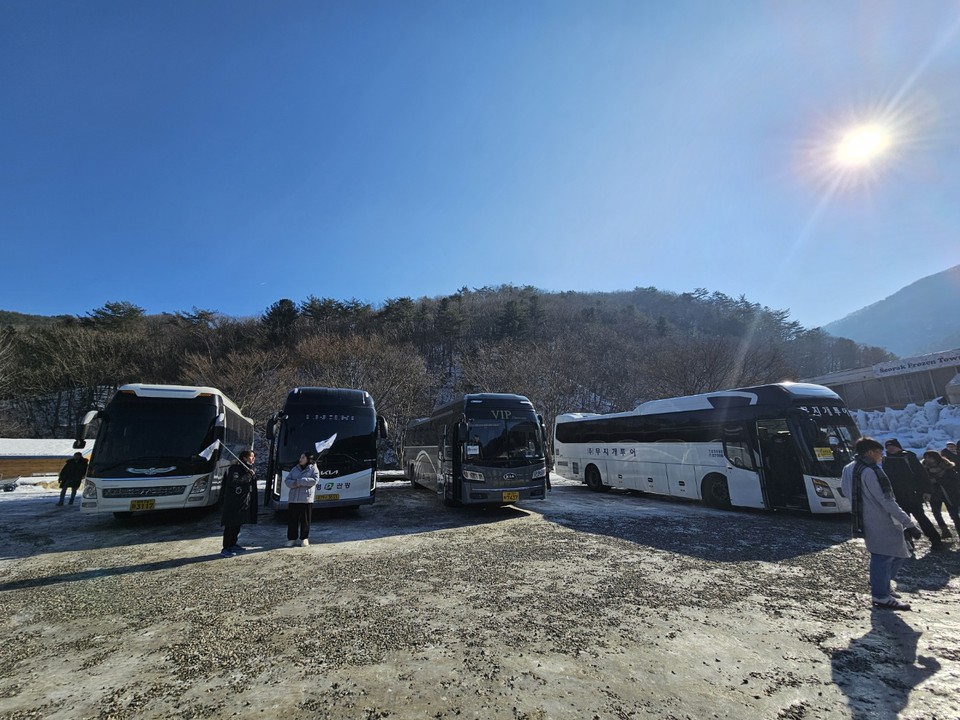 11일 오후 1시12분께 가평 어비계곡을 찾은 외국인들이 타고 온 대형버스. (사진=이건구 기자)