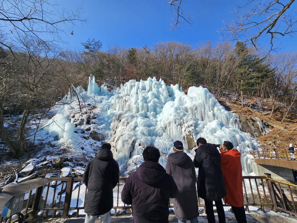 11일 오후 1시30분께 찾은 가평 어비계곡 사기막천에 강추위가 연일 이어지면서 빙벽 크기가 점점 커지고 있다. (사진=이건구 기자)