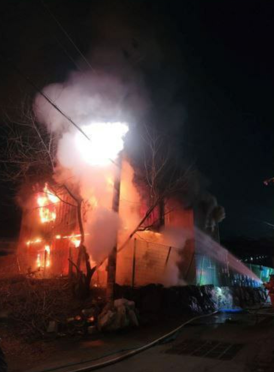 12일 오전 1시37분께 광주시 매산동의 한 베개 제조업체의 기숙사용 컨테이너에서 불이 나 2층짜리 기숙사용 컨테이너 3개 동을 태우고, 신고를 받고 출동한 소방당국에 의해 약 1시간27분 만인 오전 3시4분께 모두 진화됐다. 외국인 9명이 긴급 대피하면서 인명피해는 발생하지 않았다. (사진제공=경기도소방재난본부)